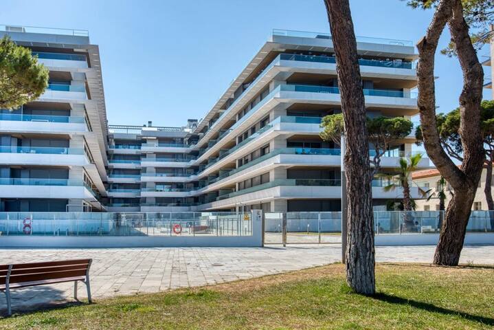 Luxury first line penthouse with pool&parking gallery image 5