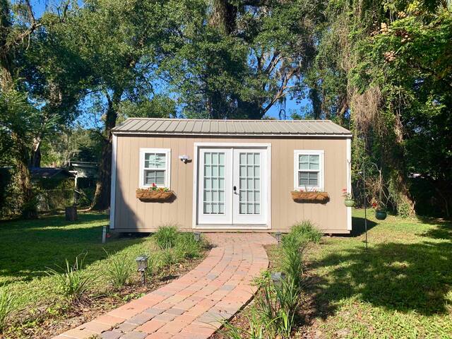 Peaceful Guesthouse Near Attractions!