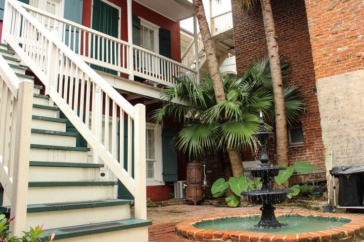 Burgundy Cottages in FQ with 18 rooms & 21 beds gallery image 4