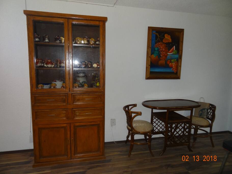 MUEBLES ACOGEDORES , RUSTICOS Y ADORNOS TIPICOS.