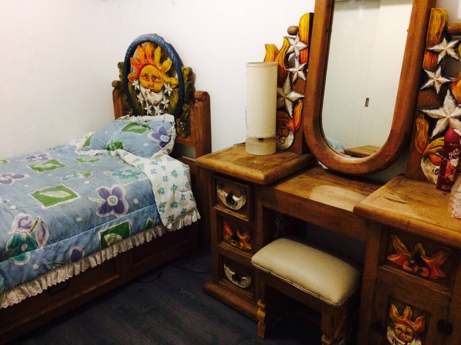Recámara amueblada con cama individual closet y cajonera