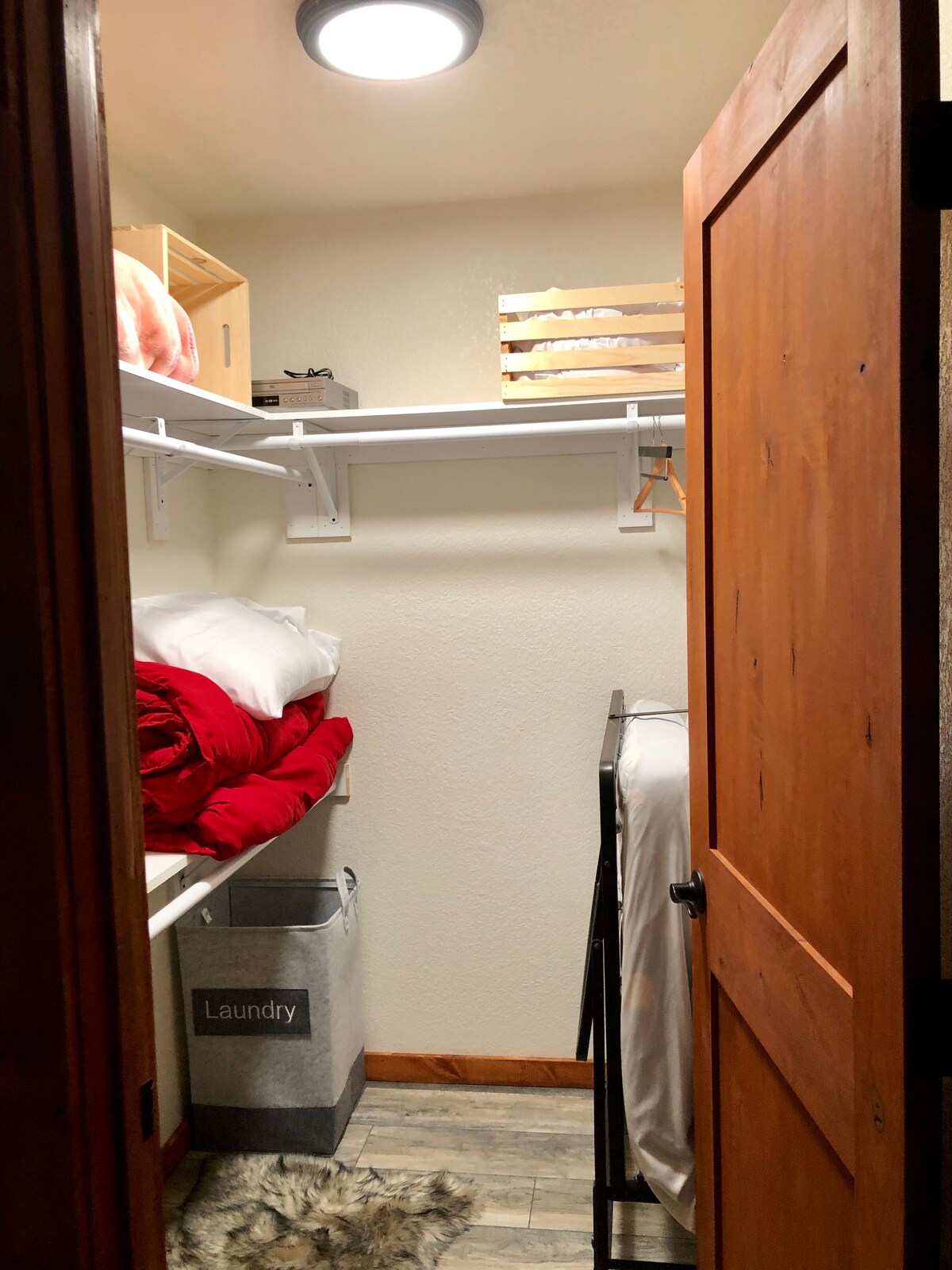 ארון חדר השינה הראשי, מיטה זוגית נוחה ונחמדה. 