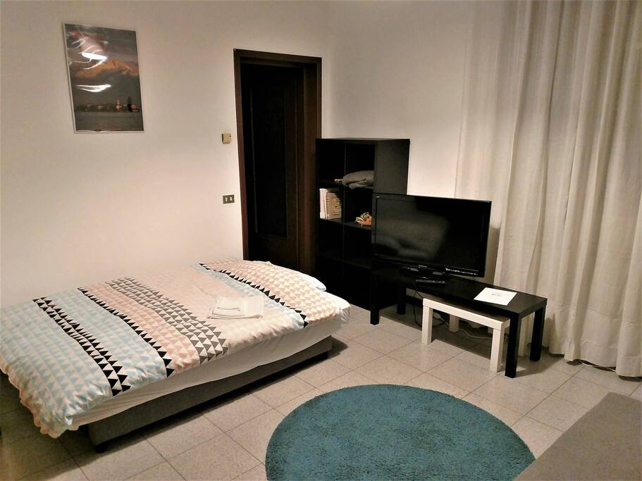Secondo divano letto alla francese ad uso singolo o doppio.
