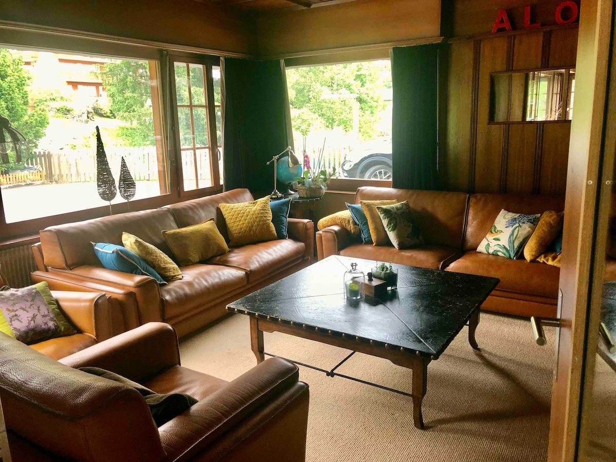 V spálňach nie je televízor.
Ponúkame izbu s spoločným TV salónikom.