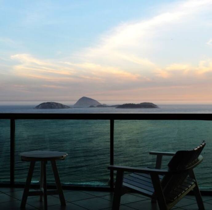 Vista além das Ilhas Cagarras no Oceano Atlantico do mar de Ipanema, de uma das varandas mais altas da Torre do Tiffanys.