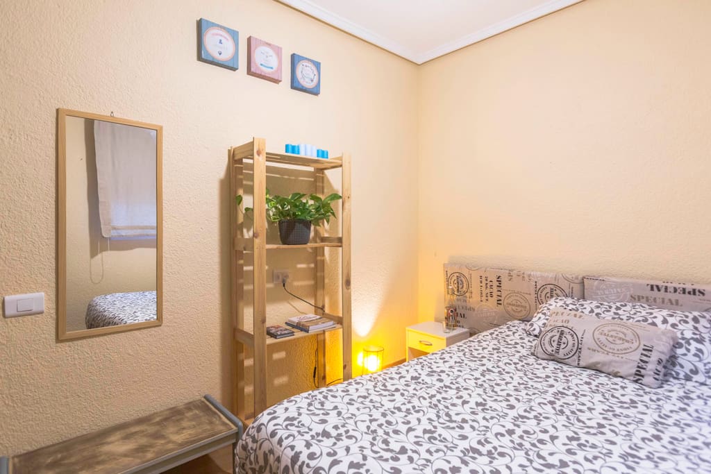 Habitación para huéspedes Airbnb. Conexión a internet, interior, silenciosa. Ventilador de techo.