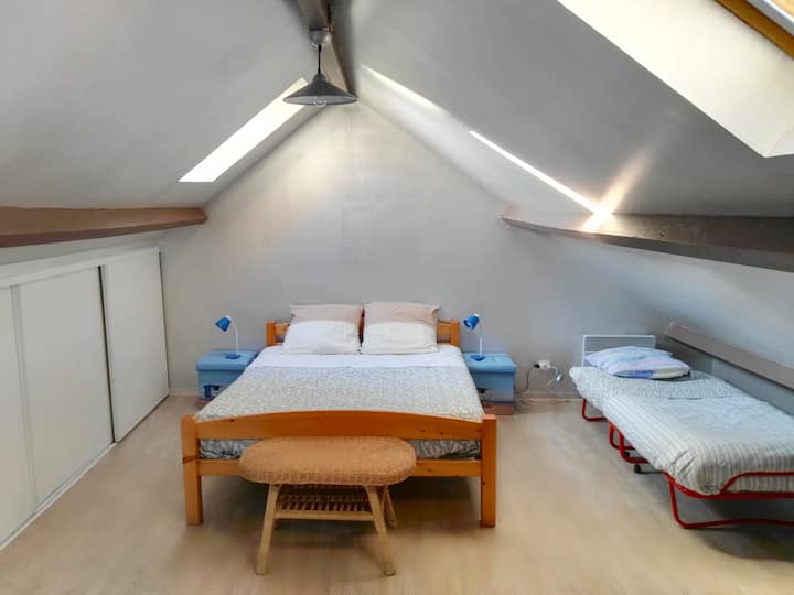 2 nd bedroom with a bed of 140 and possibly an extra bed