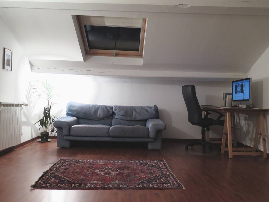 Grande chambre avec bureau et canapé en plus du lit