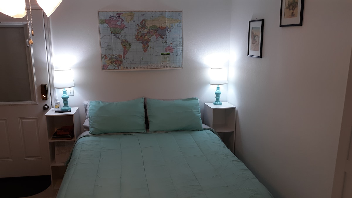 Veľká manželská posteľ Queen, vstupné dvere na zadný dvor