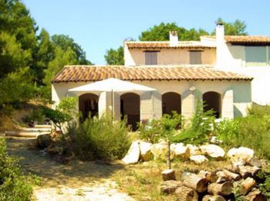 Belle terrasse de 40m2, avec piste de pétanque et bois privatif (côté gauche de la photo)