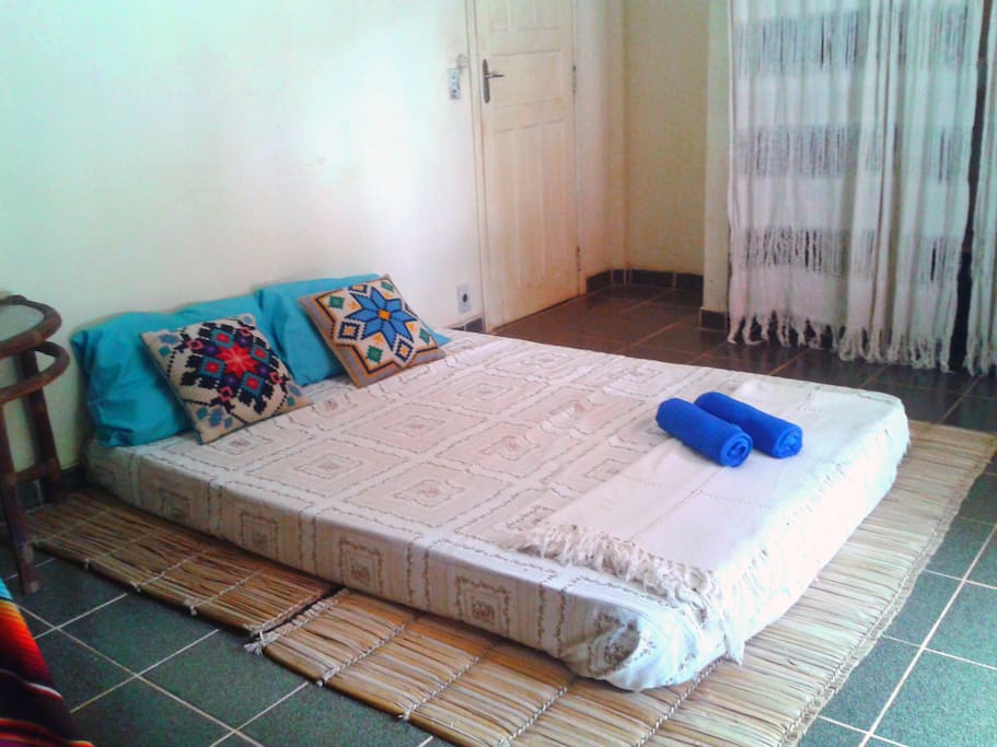 Quarto com cama de casal