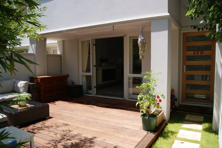 Mediterranean Townhouse in the heart of it all. gallery image 2