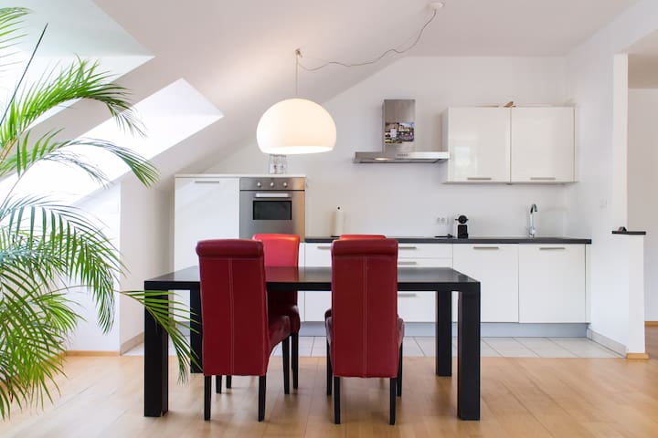 Piazza Teatro, uncompromisingly central!