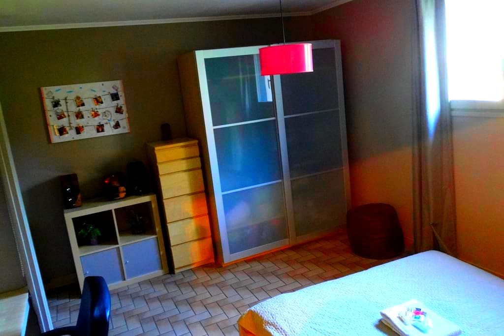 Chambre avec chaîne Hi-Fi et espace bureau