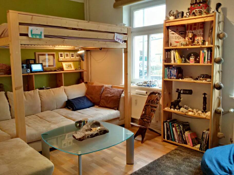 room with view to street and bed 1.40mx2.00m