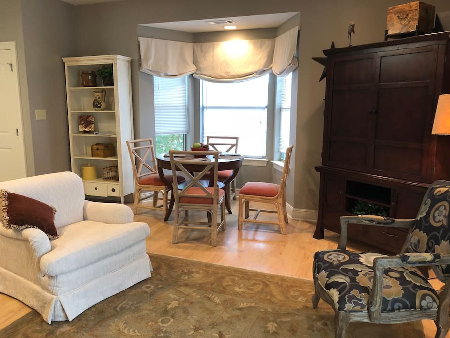 quaint breakfast nook with TV and WIFI.