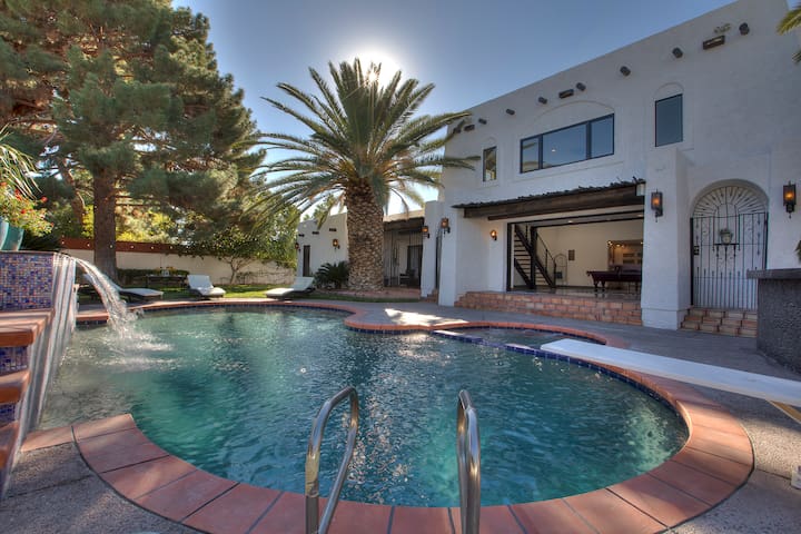 Escape to Modern Luxury-1.5 Miles to the Strip!