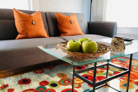 The BlueDoor B&B - Uptown Gem; Walk to EVERYTHING!