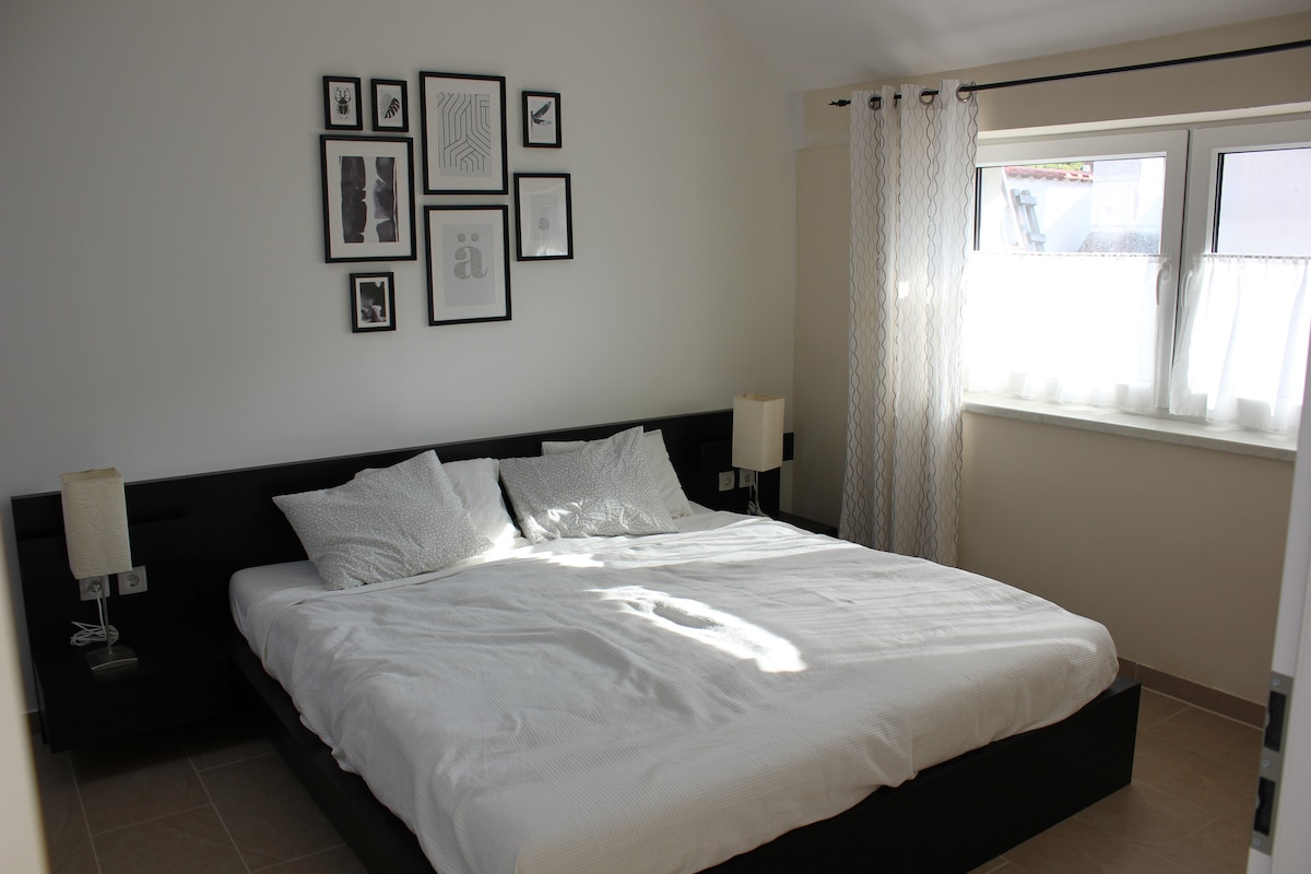 საძინებელი ორადგილიანი საწოლით