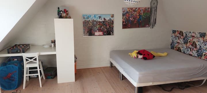 Habitación infantil con espacio para 2 personas. 