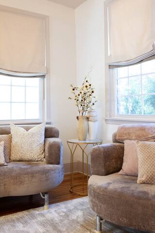 Elegant & Luxurious, Clean & Cheerful entire house gallery image 4