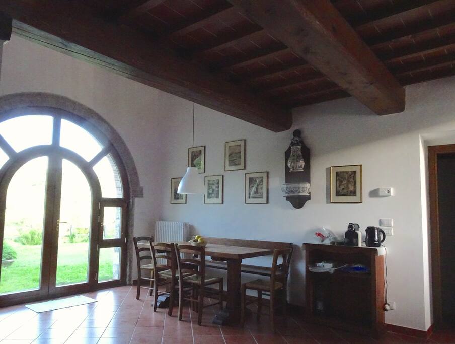 la ampia cucina da cui si accede alla terrazza