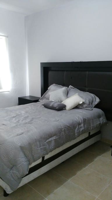 Recámara con cama matrimonial