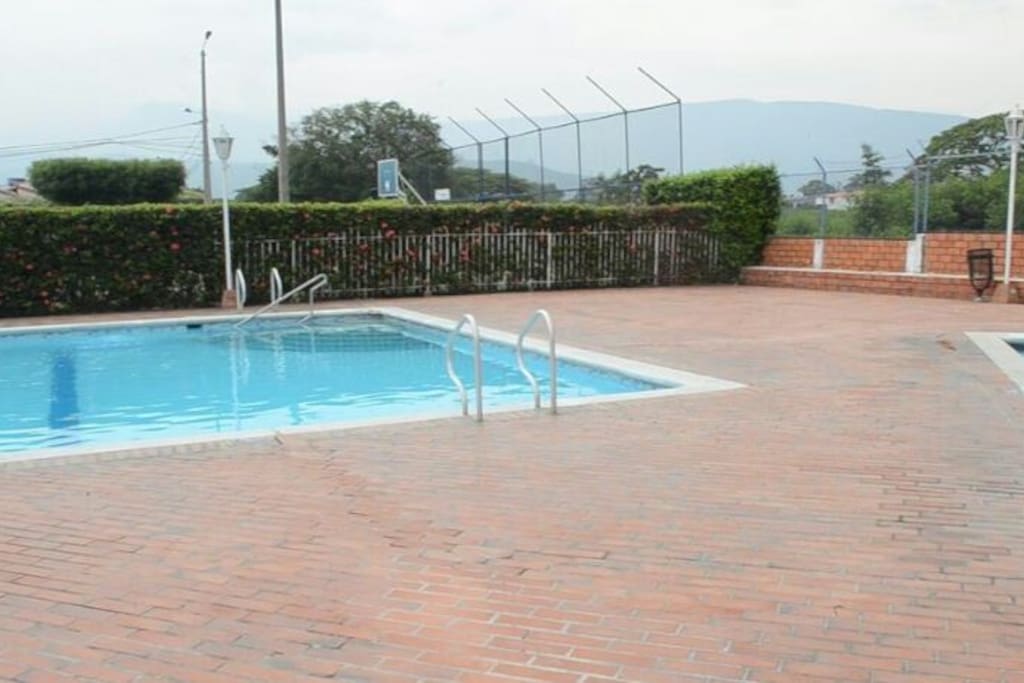 Piscina social para adultos y niños