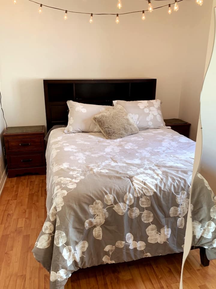 St. Henri Apartment, Near Metro + Free Parking - Montreal