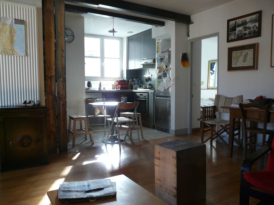 La cuisine et au fond une chambre