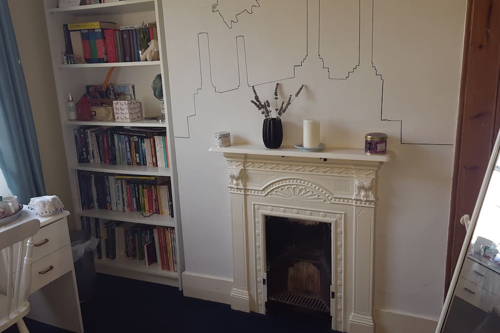 Wall features a line drawing of Pink Flloyd album 'Animals'