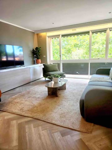 Spacious and bright 4br/ 2 bath East Malvern gallery image 2