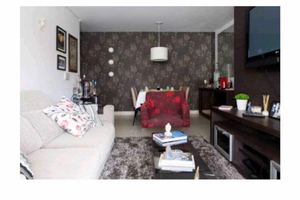 Sala de estar com vista para mesa de jantar