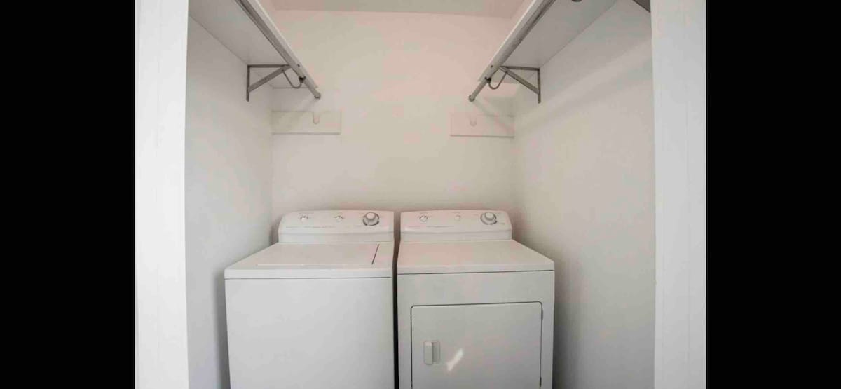 Modern Townhome Easy walk to SoCo, Pool open!