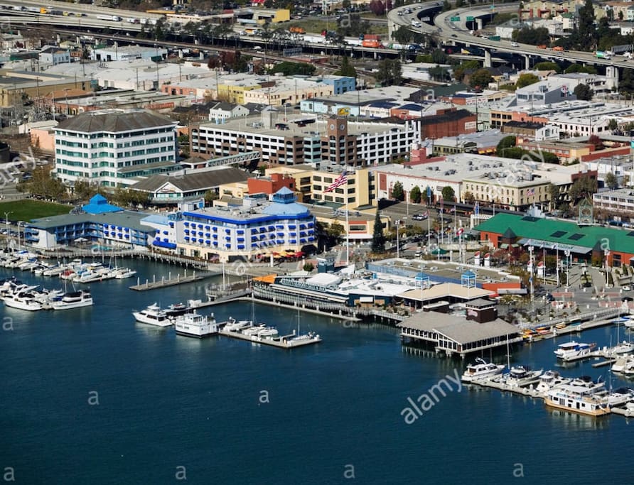 Bars, Shops, Farmers Market, Water Front, Ferry and Marina just one block away at Jack London square