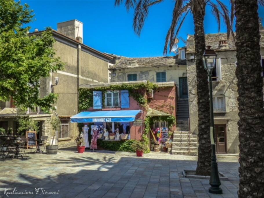 Appartement sur la droite de l'escalier