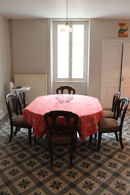 Coin repas ouvert sur la cuisine