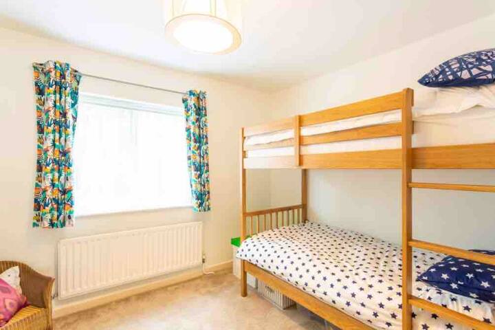 Chumba cha pili. Chumba cha watoto na vitanda vya ghorofa kwenye ghorofa ya tatu 