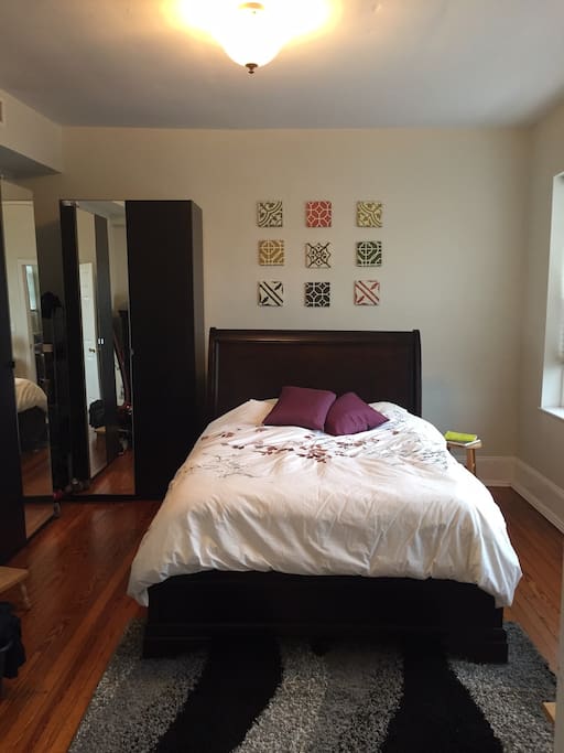 Queen bed great spacious bedroom lots of light