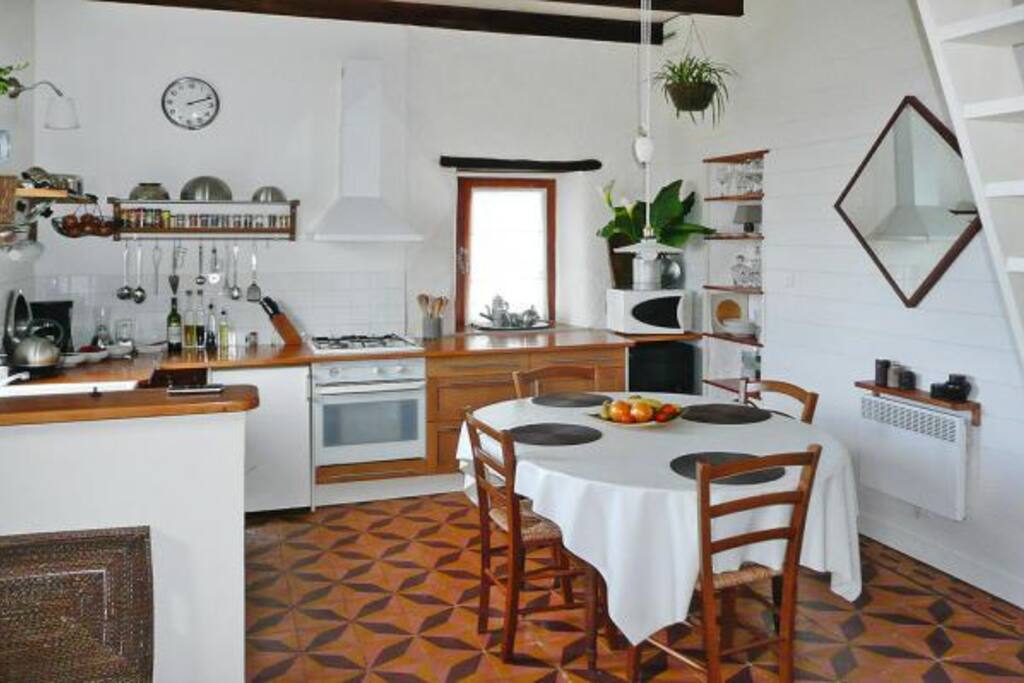 Une cuisine/salle à manger toute équipée