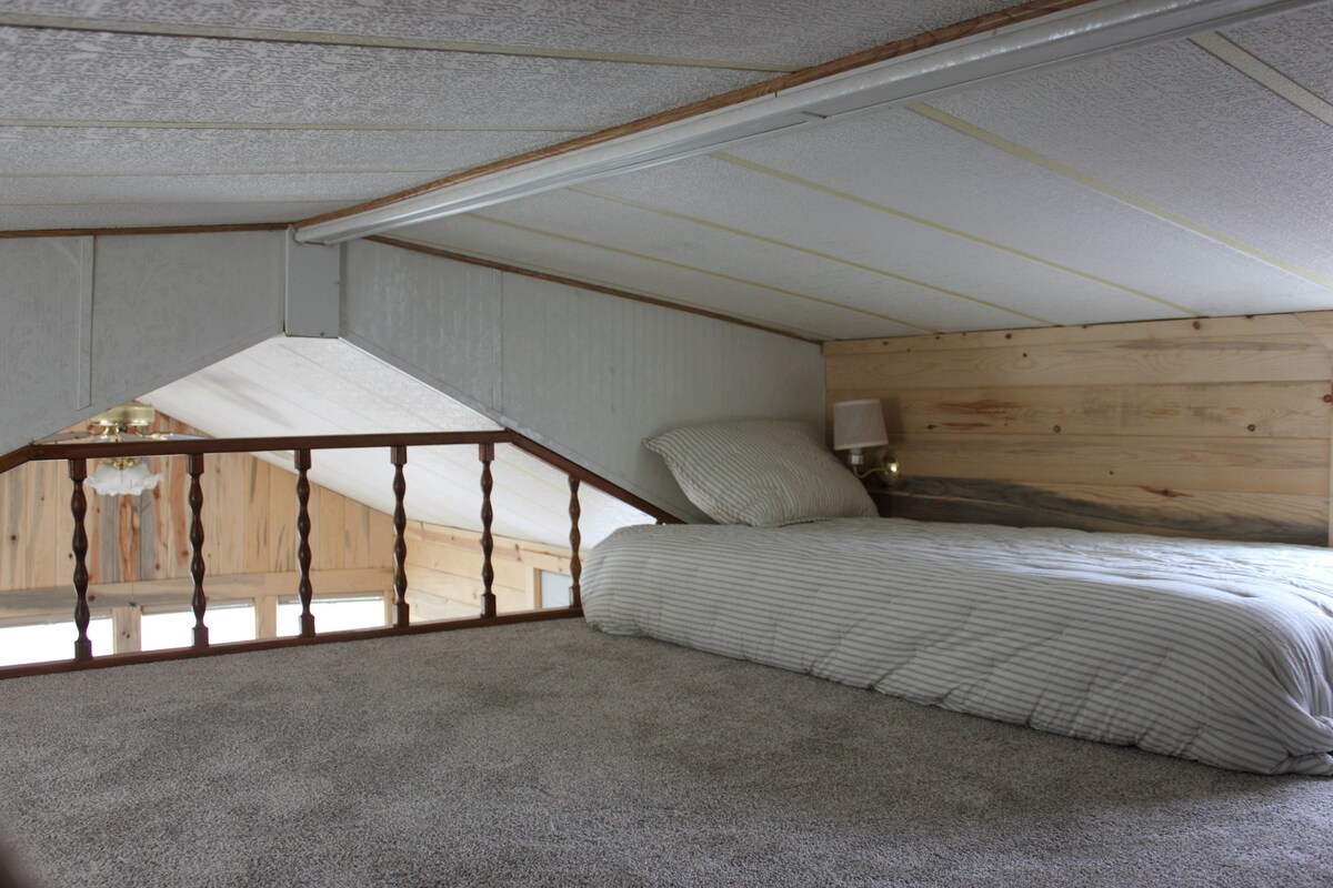 Área loft corta de 3 pies perfecta para niños. Juegos incluidos. 