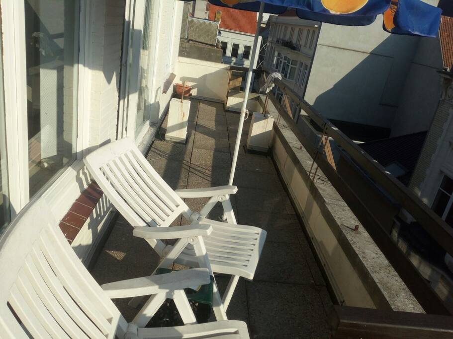 2 lounge chairs. Front balcony.