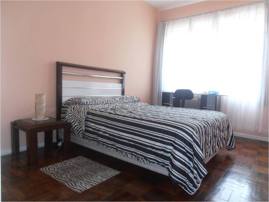 Quarto amplo e ensolarado
