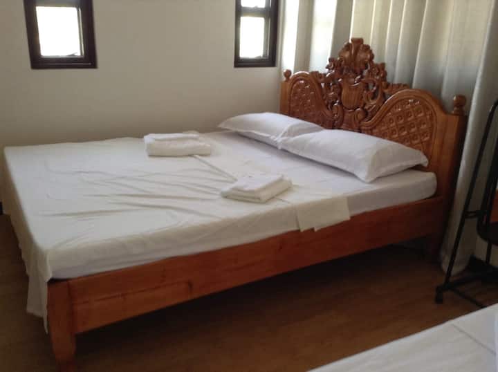 卧室1 ： 1.8米宽双人床2