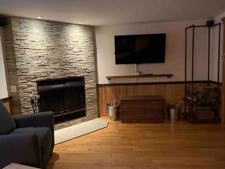 Il soggiorno presenta un divano ling 2 posti e 2 sedie di tipo Elran. Un caminetto e una TV. 