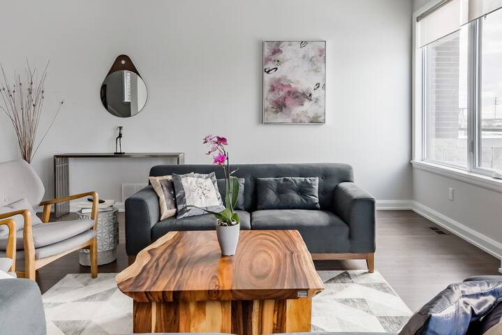 Elegant home with 4 Beds, 4 Baths at Centre Kanata