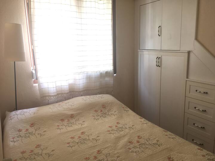 Malá spálňa s malou manželskou posteľou