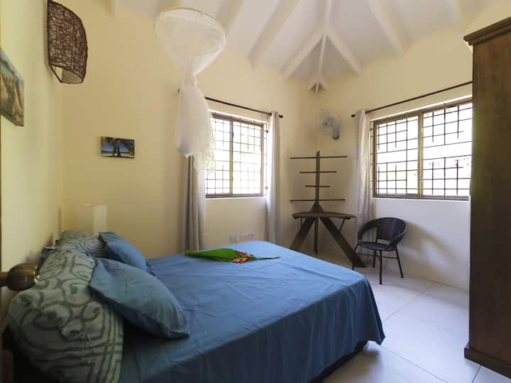 2. غرفة ضيوف بها دش/مرحاض إضافي.