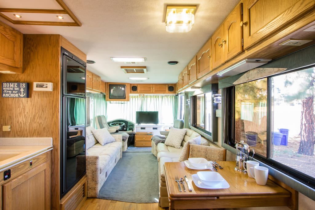 Nice eat in kitchen table which can expand to fit 4 adults.