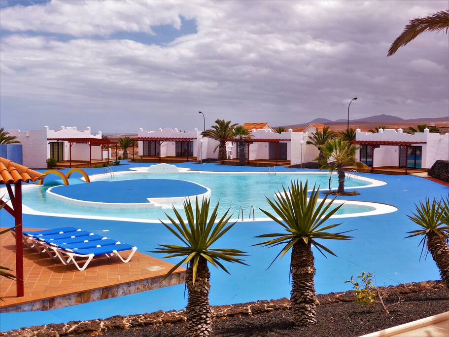 Sun Beach : très belle piscine équipée de nombreux transats neufs.